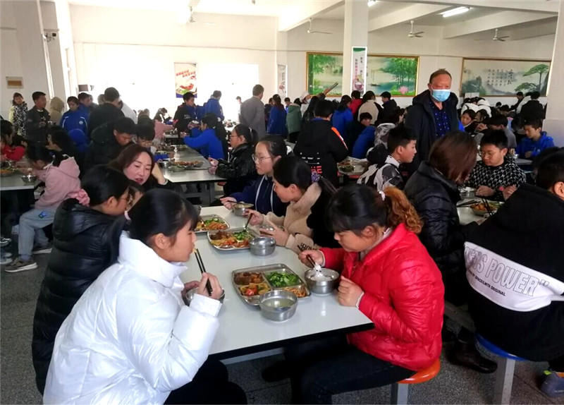 安徽省：​池河中学家长陪餐，与学生共···