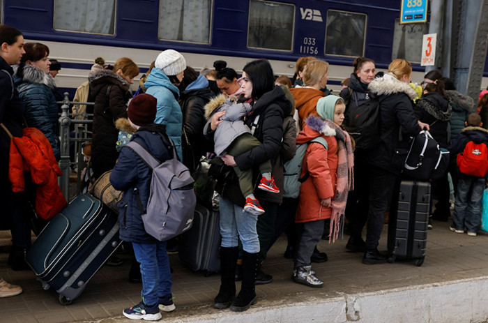 逃离家园！乌克兰民众聚集利沃夫火车站