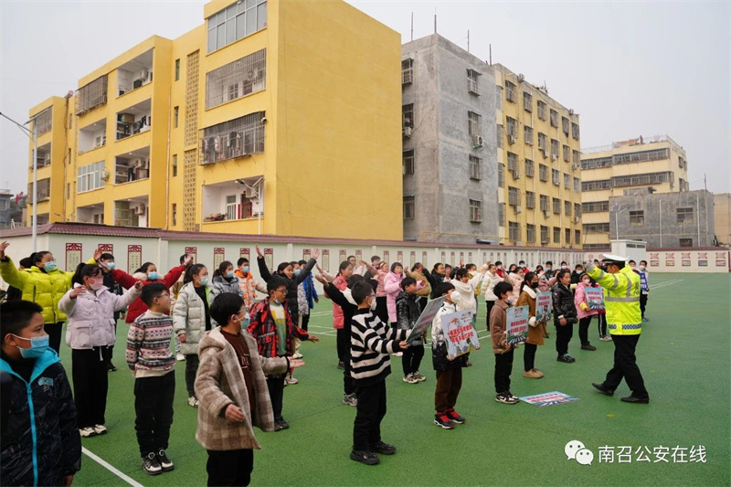 河南南召警方为学生开学上“安全及法制···