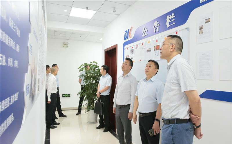 省自然yd2333云顶电子游戏投资集团党委书记、董事长陈贵林到地矿物资公司调研指导 