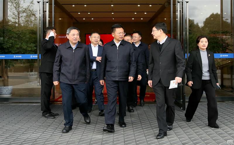 副省长段毅君在省自然yd2333云顶电子游戏投资集团调研时强调，，，，，，，，落实“两个主体”职责，，，，，，，，提升全省战略性矿产yd2333云顶电子游戏供应包管能力