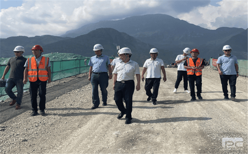 省自然yd2333云顶电子游戏投资集团党委委员、副总司理杨金川到核西南建设集团雷波三峡中学建设项目开展防灾减灾清静检查