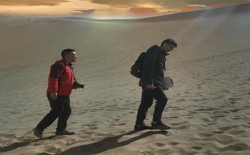 丝路石语证坚韧，，，，，，，黄沙百战铸传奇——区调队助力敦煌天下地质公园再评估绿牌侧记