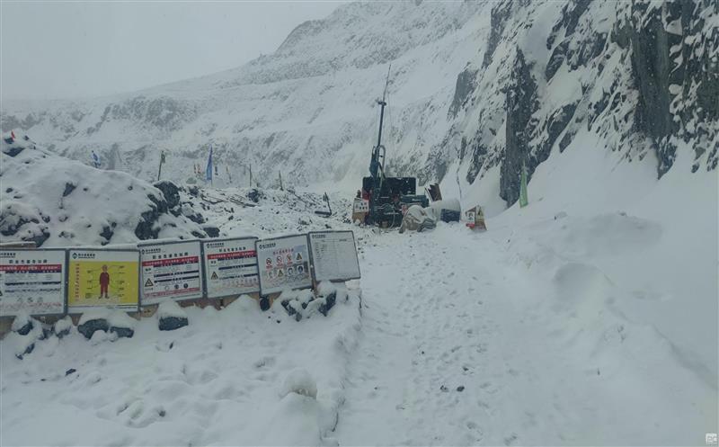 缺氧不缺精神，，，，，，艰辛不怕受苦 | 向在风雪中斗争的金核地勘人学习