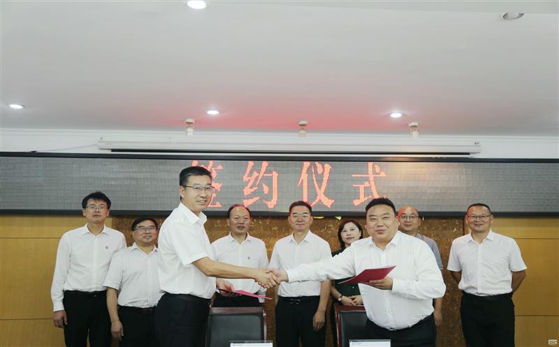 优势互补，，，，，，携手并进 ——测绘公司与四川省青海商会签署战略相助协议